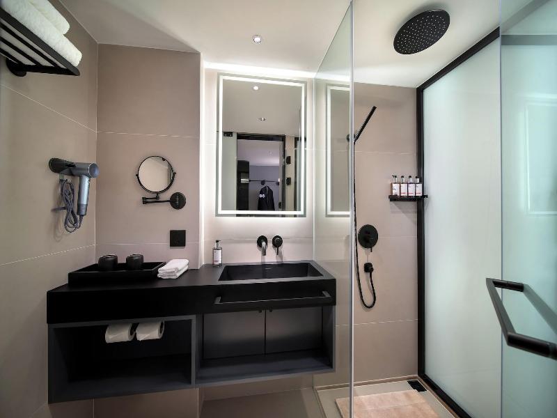 CYBO Station SSAW Shangpin Hotel Luohu Shenzhen image