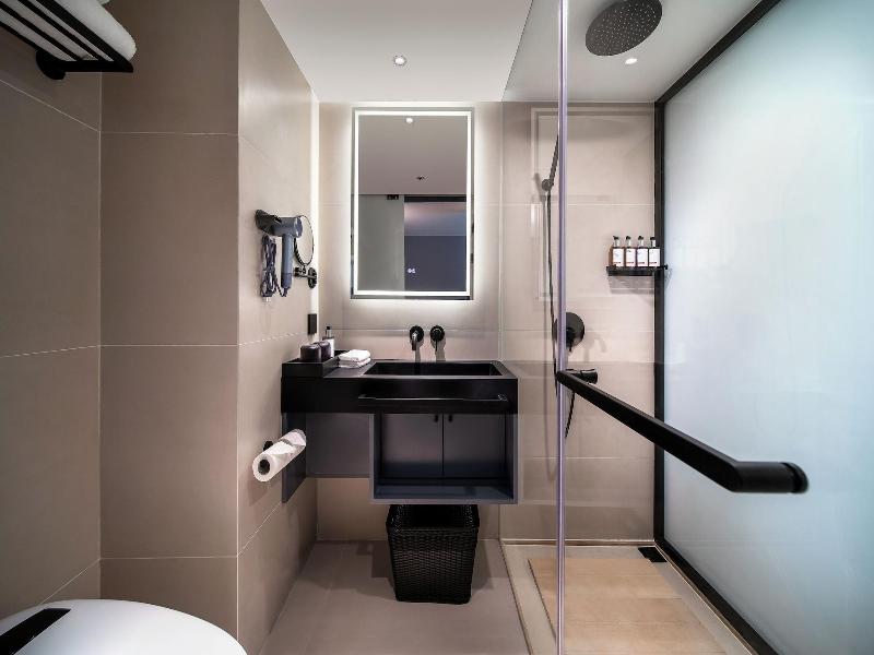 CYBO Station SSAW Shangpin Hotel Luohu Shenzhen image