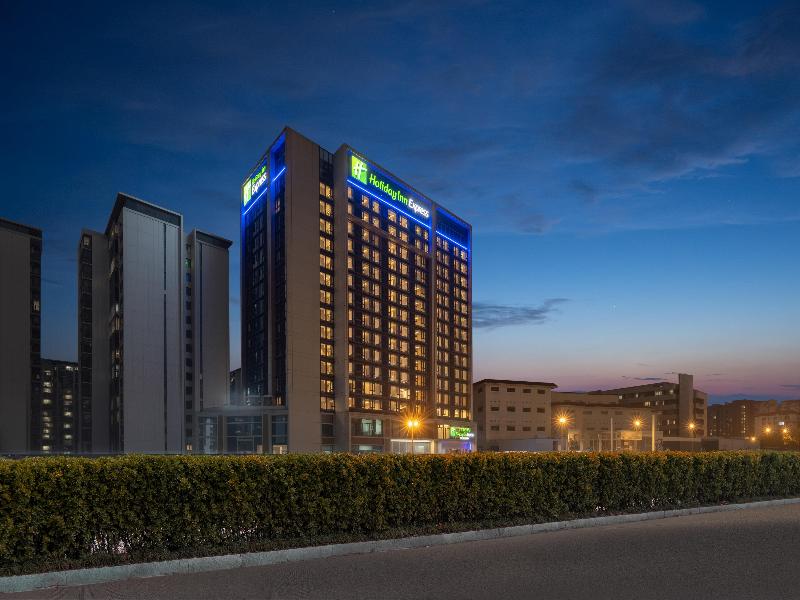 Holiday Inn Express Chengdu Shuangliu Chuanda Road image