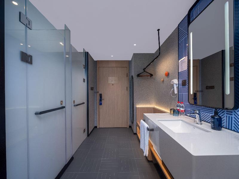 Holiday Inn Express Chengdu Shuangliu Chuanda Road image