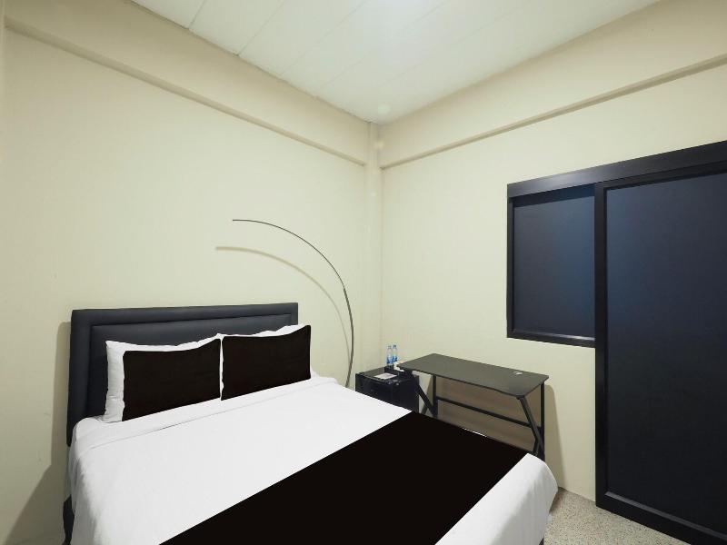 RQ Bangkok Huai Khwang by Collection O image