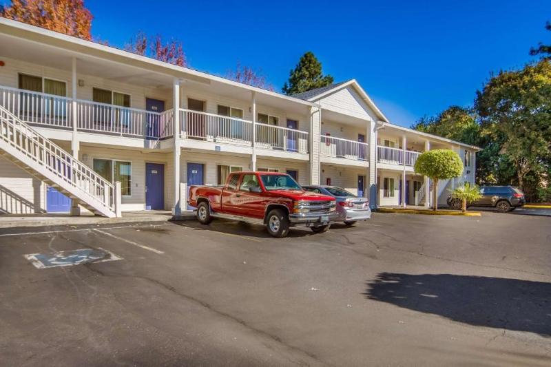 Motel 6 Portland, OR  Mall 205 image
