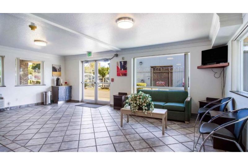 Motel 6 Portland, OR  Mall 205 image