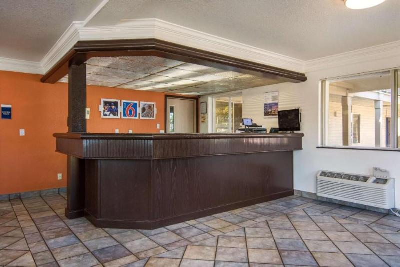 Motel 6 Portland, OR  Mall 205 image