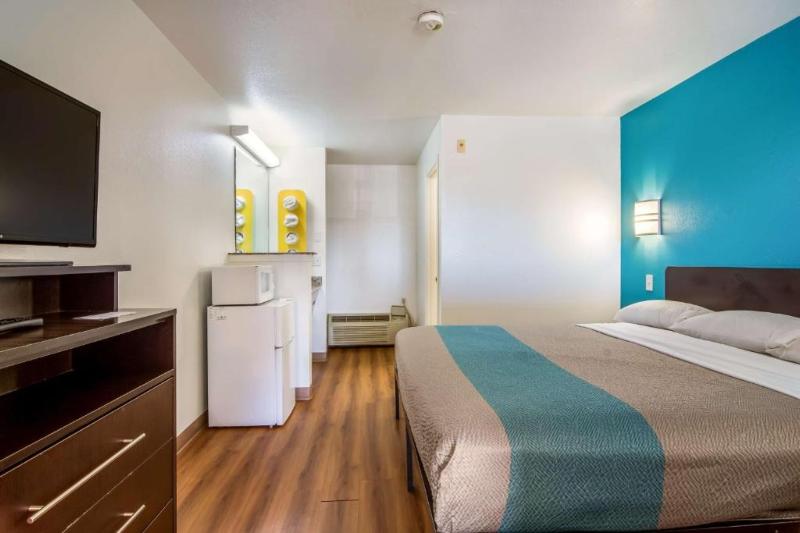 Motel 6 Portland, OR  Mall 205 image