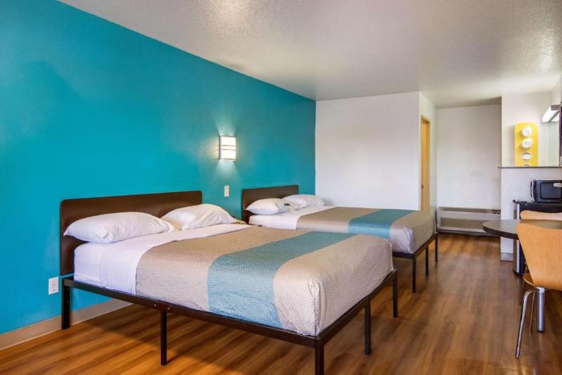 Motel 6 Portland, OR  Mall 205 image