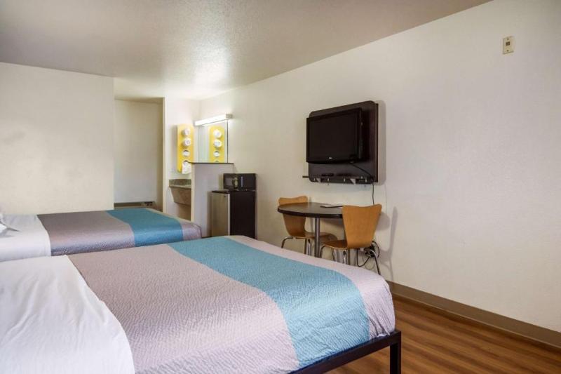 Motel 6 Portland, OR  Mall 205 image
