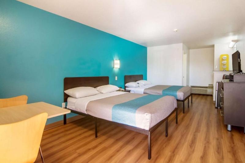 Motel 6 Portland, OR  Mall 205 image