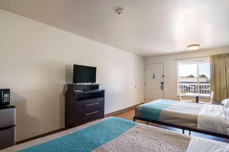Motel 6 Portland, OR  Mall 205 image
