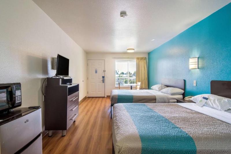 Motel 6 Portland, OR  Mall 205 image