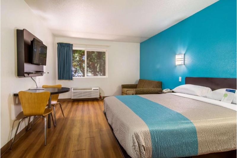 Motel 6 Portland, OR  Mall 205 image