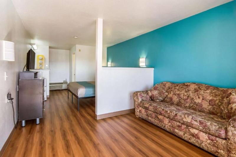 Motel 6 Portland, OR  Mall 205 image