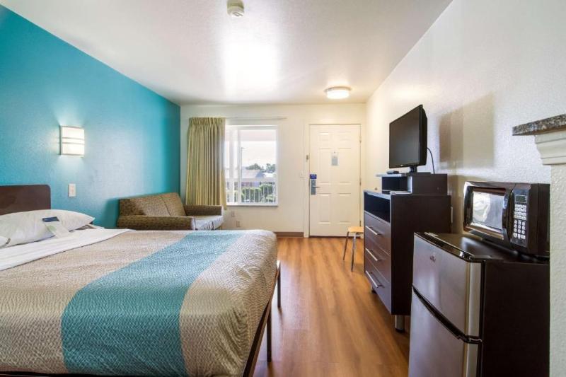 Motel 6 Portland, OR  Mall 205 image