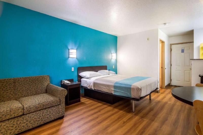 Motel 6 Portland, OR  Mall 205 image