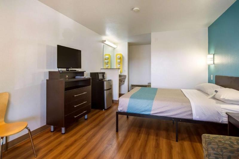 Motel 6 Portland, OR  Mall 205 image