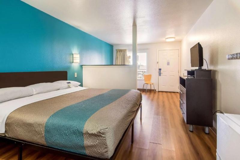 Motel 6 Portland, OR  Mall 205 image