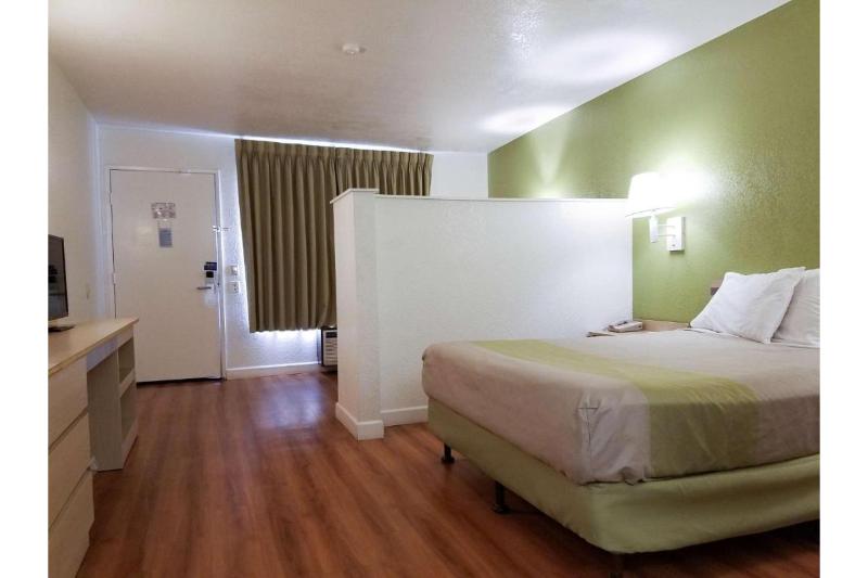 Motel 6 Hemet, CA image