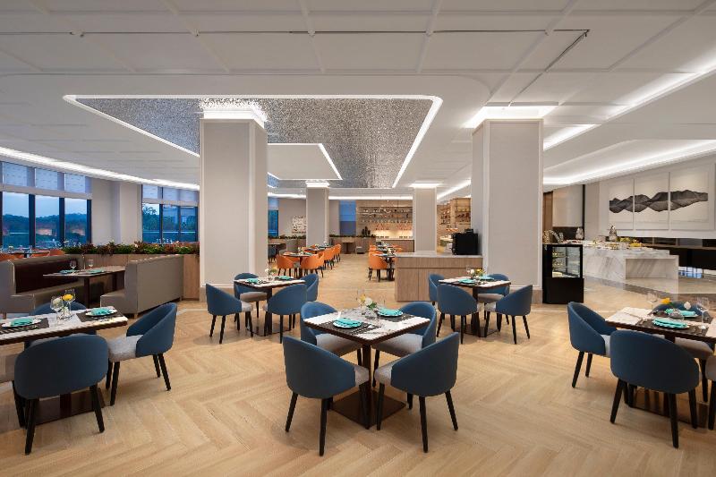 Crowne Plaza Xiangyang Fuchun Lakeside by IHG image