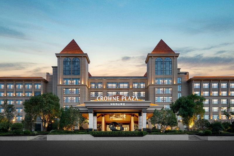 Crowne Plaza Xiangyang Fuchun Lakeside by IHG image
