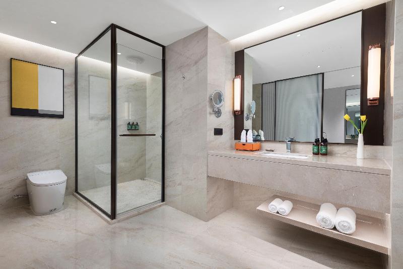 Crowne Plaza Xiangyang Fuchun Lakeside by IHG image