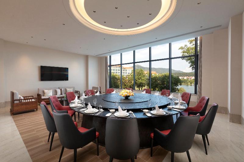 Crowne Plaza Xiangyang Fuchun Lakeside by IHG image