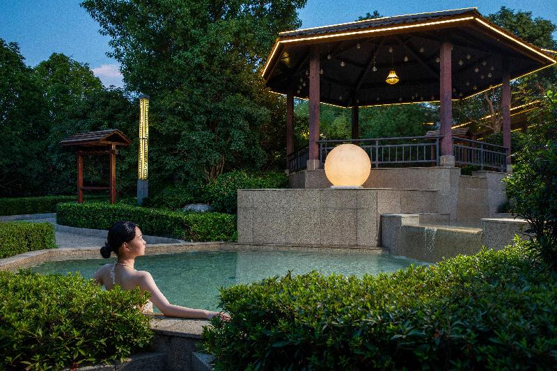 Crowne Plaza Xiangyang Fuchun Lakeside by IHG image