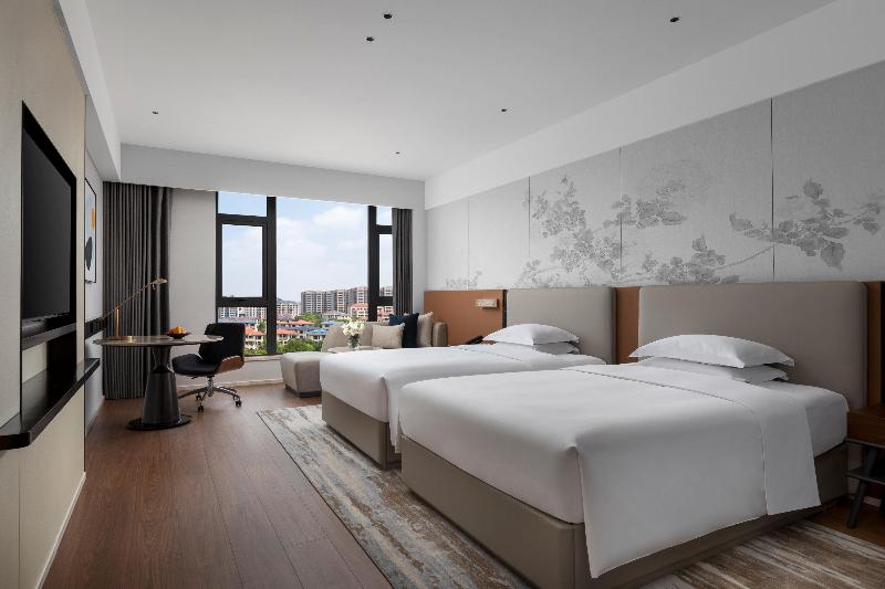 Crowne Plaza Xiangyang Fuchun Lakeside by IHG image