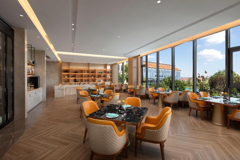 Crowne Plaza Xiangyang Fuchun Lakeside by IHG image