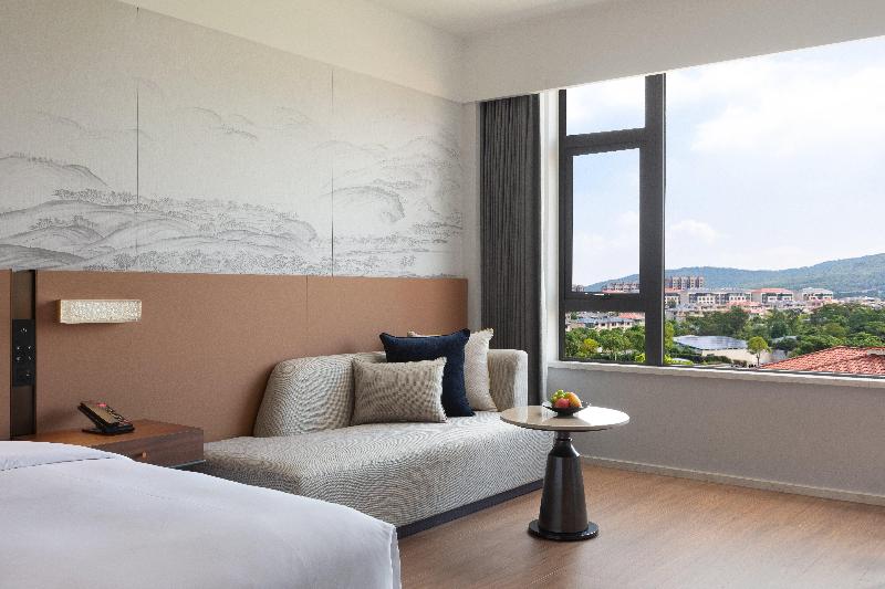 Crowne Plaza Xiangyang Fuchun Lakeside by IHG image