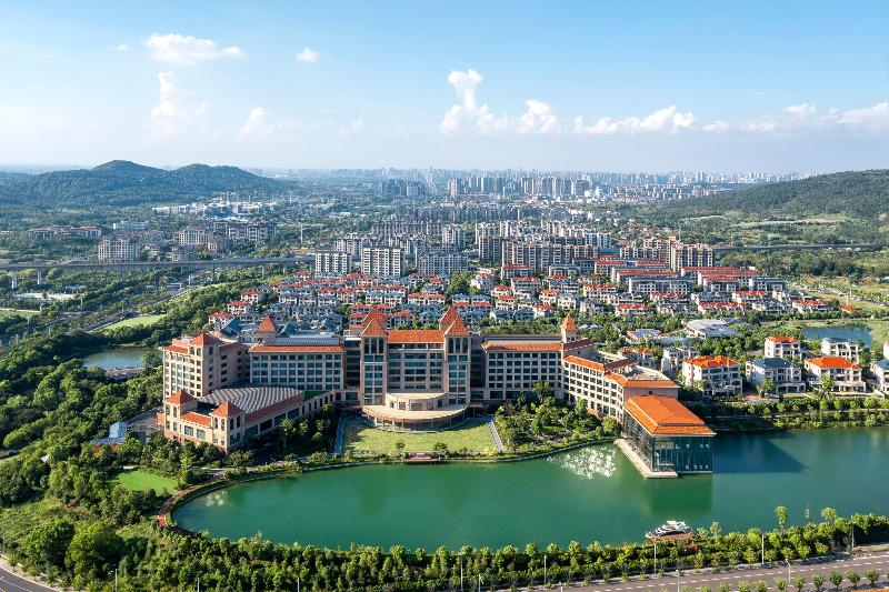 Crowne Plaza Xiangyang Fuchun Lakeside by IHG image