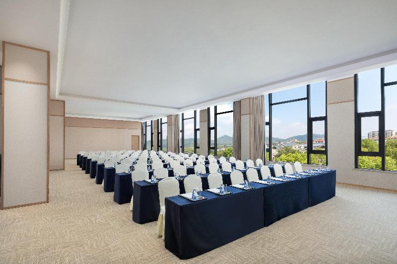 Crowne Plaza Xiangyang Fuchun Lakeside by IHG image