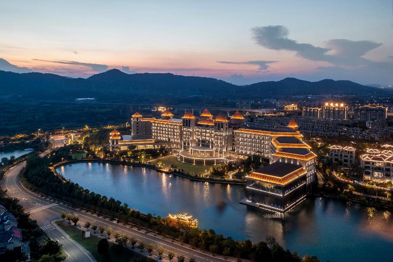 Crowne Plaza Xiangyang Fuchun Lakeside by IHG image