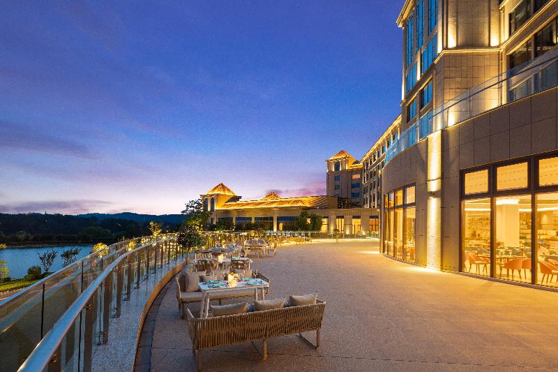 Crowne Plaza Xiangyang Fuchun Lakeside by IHG image