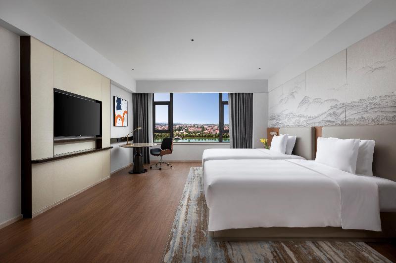 Crowne Plaza Xiangyang Fuchun Lakeside by IHG image