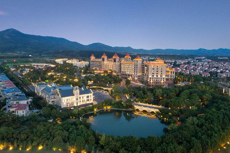 Crowne Plaza Xiangyang Fuchun Lakeside by IHG image