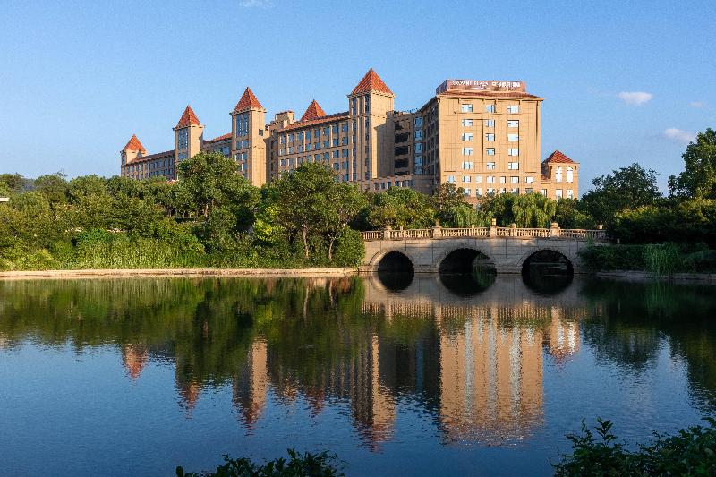 Crowne Plaza Xiangyang Fuchun Lakeside by IHG image