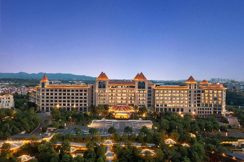 Crowne Plaza Xiangyang Fuchun Lakeside by IHG image