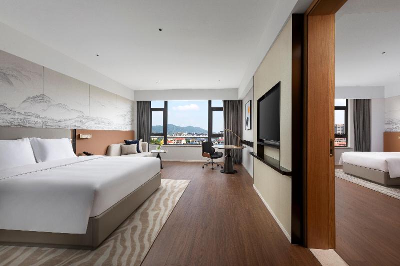 Crowne Plaza Xiangyang Fuchun Lakeside by IHG image