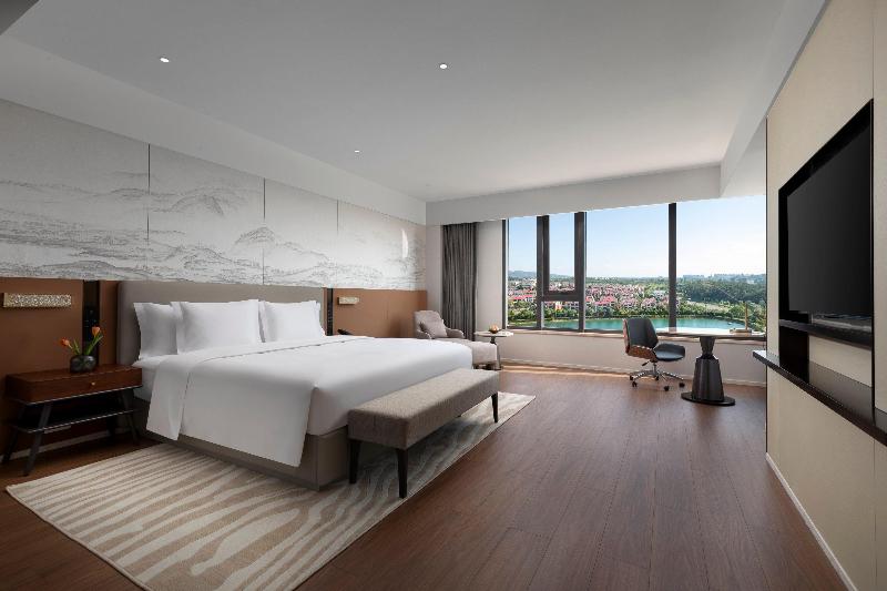 Crowne Plaza Xiangyang Fuchun Lakeside by IHG image