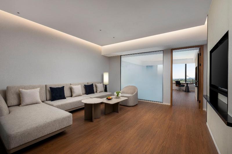 Crowne Plaza Xiangyang Fuchun Lakeside by IHG image