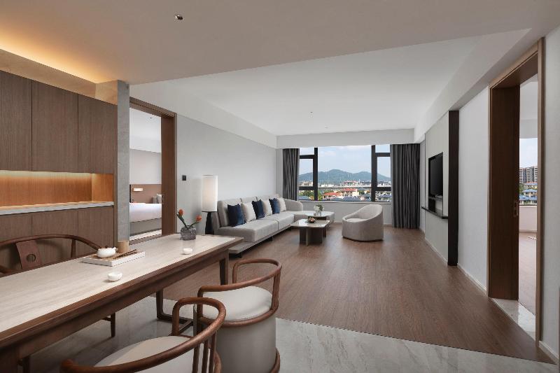 Crowne Plaza Xiangyang Fuchun Lakeside by IHG image