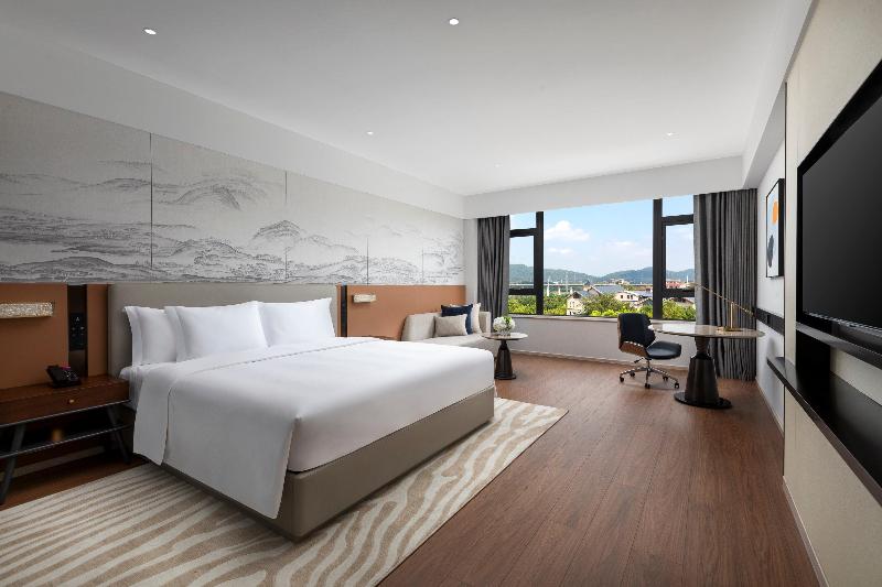 Crowne Plaza Xiangyang Fuchun Lakeside by IHG image