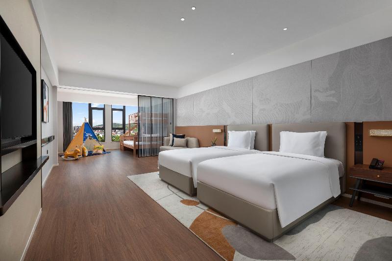 Crowne Plaza Xiangyang Fuchun Lakeside by IHG image
