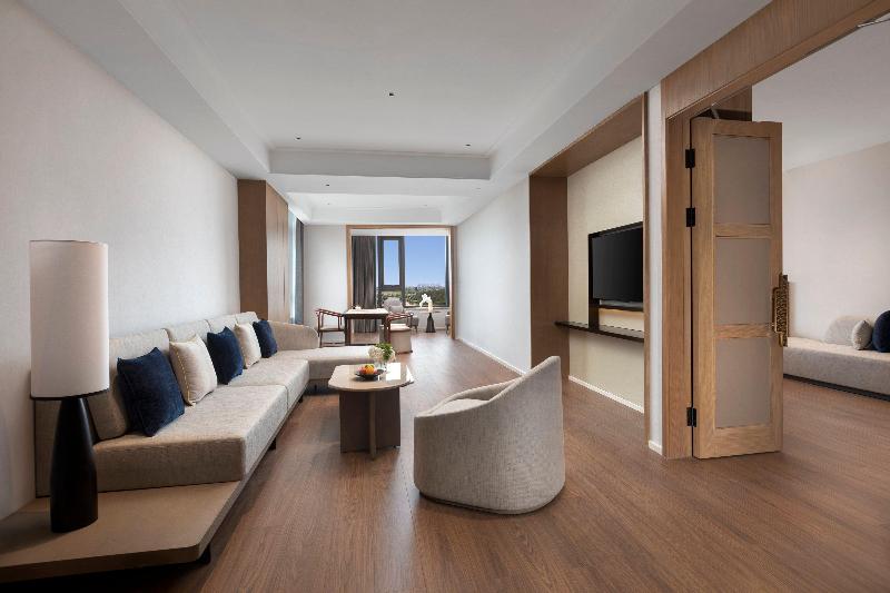 Crowne Plaza Xiangyang Fuchun Lakeside by IHG image