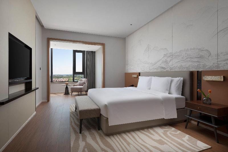 Crowne Plaza Xiangyang Fuchun Lakeside by IHG image