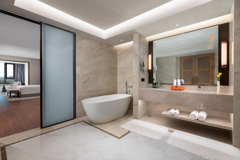 Crowne Plaza Xiangyang Fuchun Lakeside by IHG image