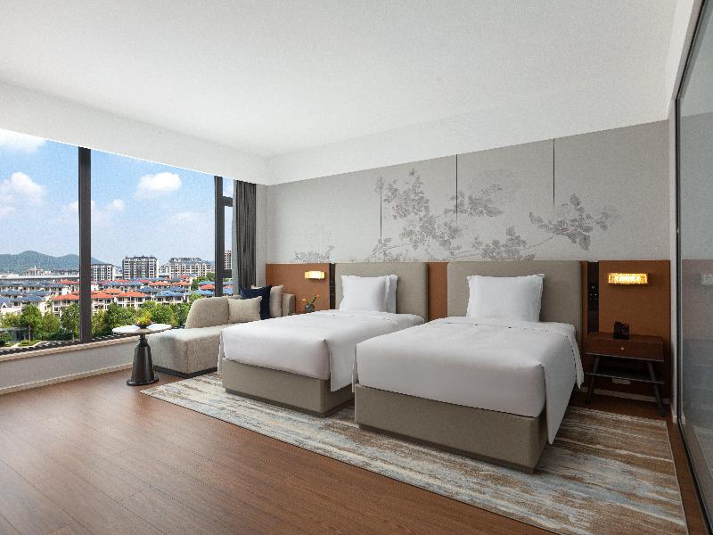 Crowne Plaza Xiangyang Fuchun Lakeside by IHG image