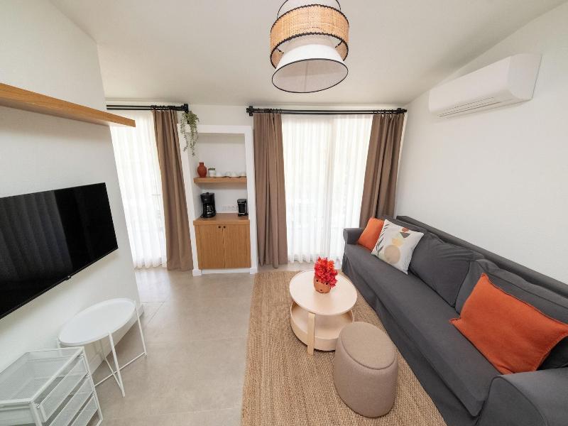 Diplomat Suites image