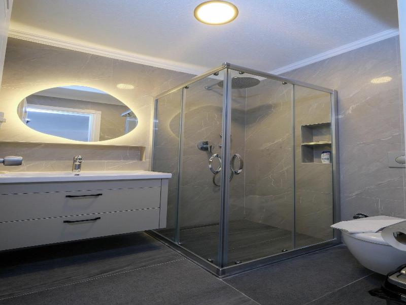 Diplomat Suites image