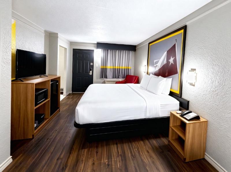Super 8 By Wyndham Nacogdoches Near University image